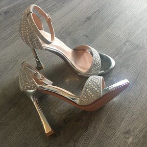 Beautiful Silver Stiletto Women's Shoe Size 7 HWH brand, never been worn!